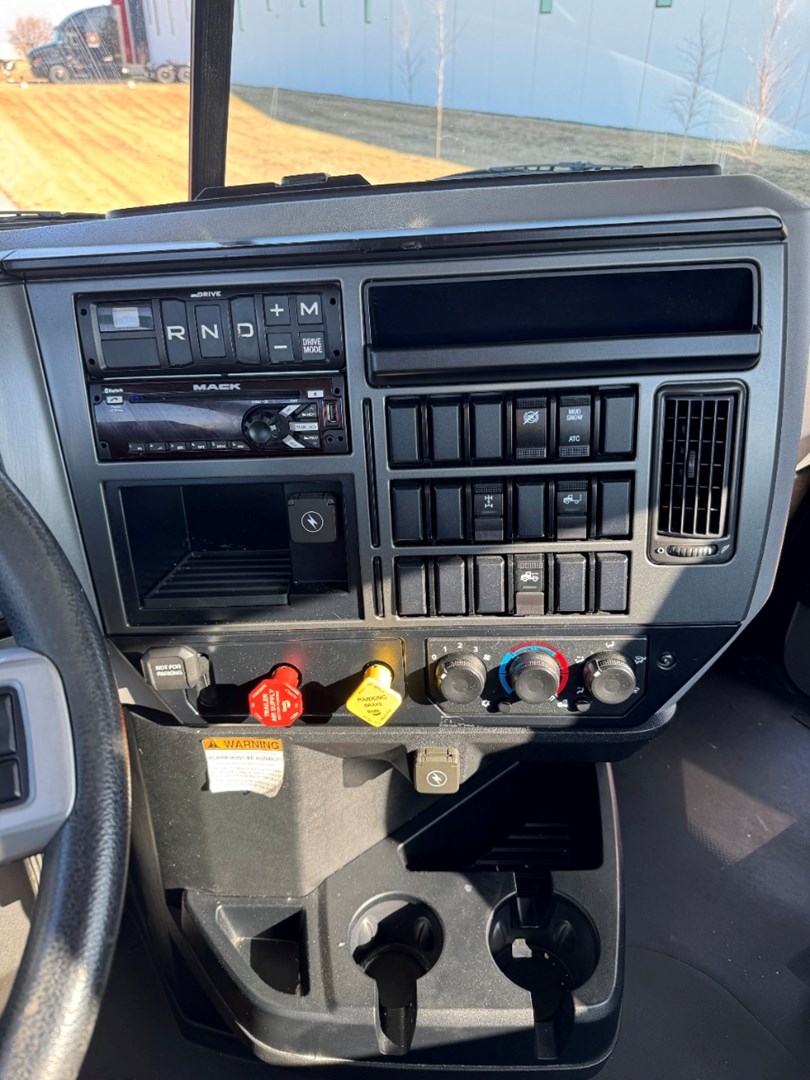 2021 MACK AN64T - USED TRUCKS DAY CAB - image 16